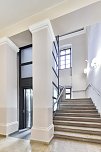 Blick zum ergänzten Aufzug im Haupttreppenhaus (Foto: Laura Thiesbrummel)