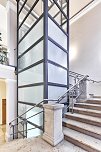 Blick zum ergänzten Aufzug im Haupttreppenhaus (Foto: Laura Thiesbrummel)