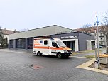 Hauptfassade mit Rettungswagen im Einsatz (Foto: Pia Wienrich)