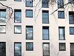 Blick auf die abwechselnde Fenstergestaltung (Foto: Pia Wienrich)
