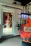 Blick aus dem Verkaufsshop zur Brennblase (Foto: Pia Wienrich)