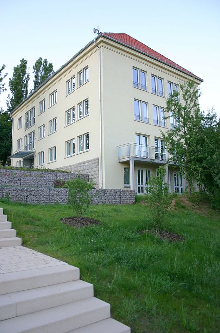 Südwestansicht des Lehr- und Seminargebäudes (Foto: Pia Wienrich)
