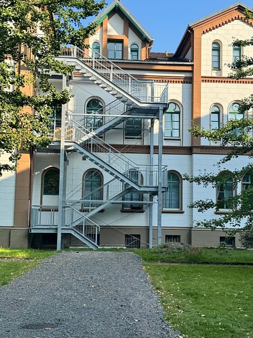 Errichtung der Außentreppen (Foto: Pia Wienrich)